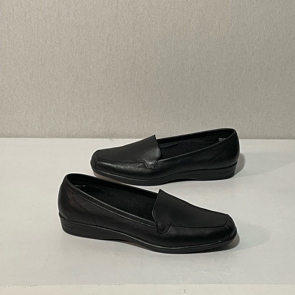 Comfort Classic Shoes - Confort Classic Black Slip-On Loafers, size 7.5